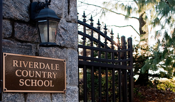 5. Riverdale Country School Địa điểm: Bronx, New York Học phí và các khoản phí năm học 2015-2016: 46.600 USD Riverdale Country là thành viên đi đầu trong Liên minh Các trường học xanh, liên minh có mục tiêu phát triển các sáng kiến về phát triển bền vững trong các trường học trên thế giới. Học sinh của trường này được khuyến khích tham gia vào các dự án nghiên cứu và thúc đẩy phát triển bền vững.