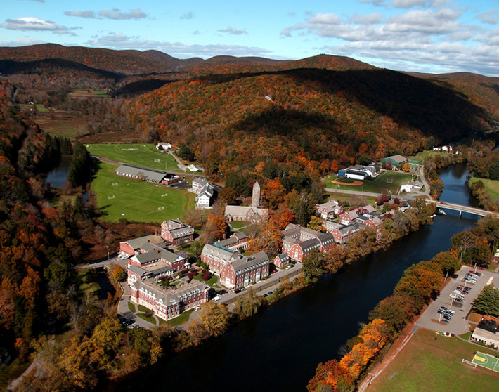 9. (Đồng hạng) Kent School Địa điểm: Kent, Connecticut Học phí và các khoản phí năm học 2015-2016: 45.640 USD Trường Kent có 25 đội thể thao, chơi 14 môn khác nhau. Giỏi các môn thể thao là một ưu thế của học sinh theo học tại ngôi trường này.