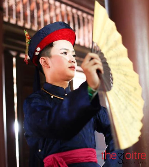 Cậu đồng đẹp trai Quốc Việt được nhiều người biết đến bởi vẻ đẹp ngoại hình và việc có thời gian hầu đồng khá lâu.