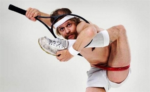 Có khả năng chui cả đầu và tay qua vợt tennis, Captain Frodo (Australia) đã ghi danh vào Sách kỷ lục Guinness thế giới với danh hiệu người uốn dẻo nhất thế giới.