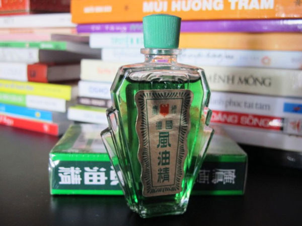 Thành phần chủ yếu của dầu gió là tinh dầu bạc hà kết hợp với một số tinh dầu từ các nguồn nguyên liệu khác như thiên niên kiện, hương nhu, quế, paraphin hoặc khuynh diệp, đinh hương…