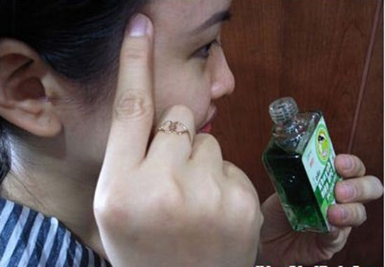 Dùng càng nhiều càng tốt? Không đúng, dùng nhiều dầu gió có thể gây nghiện và nhờn dầu. Bởi dầu gió thực chất vẫn là thuốc điều trị.