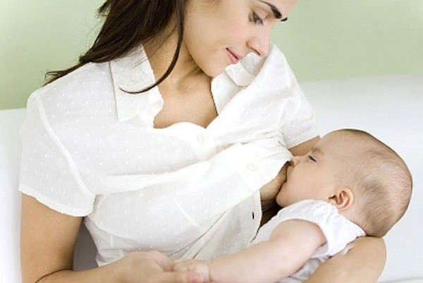 Những người đang cho con bú cũng cần cẩn thận khi dùng dầu gió để tránh dây vào bầu ngực khiến trẻ bú vào.