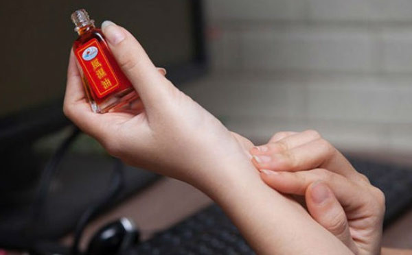 Do vậy, dầu gió có chứa thành phần này chỉ nên bôi ngoài, xông, ngậm vào nhả ra không nên uống và không nên bôi vào các vết thương hở, vào mắt.