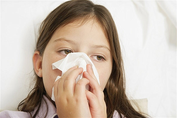 Nhờ các tinh dầu này mà dầu gió có tác dụng chống viêm nhiễm, kháng khuẩn, giảm đau và làm cho tinh thần sảng khoái... Dầu gió có thể được dùng bôi ngoài da để trị cảm cúm, nhức đầu, lạnh chân tay do mưa ẩm, bị côn trùng cắn…
