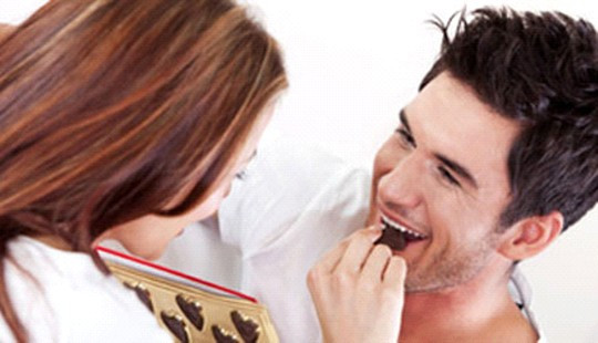 Đồ ngọt. Tiêu thụ nhiều đường, dù một lát bánh hay một lon soda cũng làm tăng nồng độ glucose trong máu, kích thích giải phóng hormone insulin. Theo các nhà nghiên cứu từ Ailen và Mỹ, điều này làm ảnh hưởng quá trình sản xuất testosterone của cơ thể khiến bạn “giương cờ” khó khăn hơn.