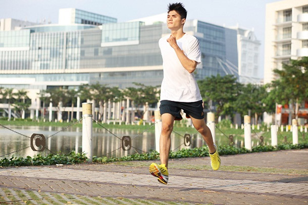 Chạy bộ quá nhiều. Chạy từ 40 dặm (64 km) trở lên mỗi tuần có thể làm giảm khả năng “chào cờ” của bạn tới 17%, tin từ các nhà nghiên cứ Trường ĐH British Columbia của Canada. Hoạt động quá nhiều có thể làm gián đoạn mối liên lạc giữa não bộ và các tuyến sản xuất nội tiết tố.