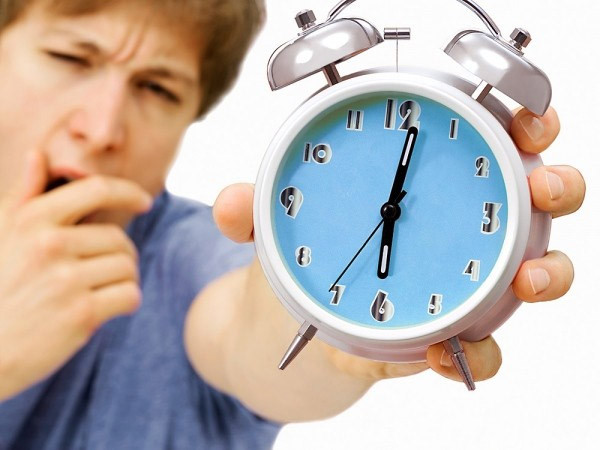 Thiếu ngủ. Ngủ 5 giờ mỗi đêm (hoặc ít hơn) trong vài ngày khiến một chàng trai khỏe mạnh giảm độ cương dương 10%, theo nghiên cứu từ ĐH Chicago (Mỹ). Giấc ngủ rất cần thiết cho việc sản xuất testosterone nên nếu bạn không ngủ đủ 8 giờ mỗi đêm, đừng ngạc nhiên khi “súng” của mình èo uột.