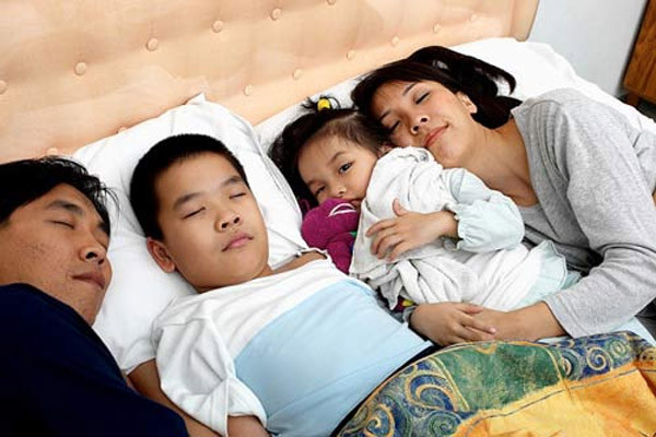 Nhiều người cho rằng việc suy giảm chức năng tình dục này bắt nguồn từ sự gián đoạn giấc ngủ. Tuy nhiên, có bằng chứng cho thấy nếu vợ chồng ngủ với con cái, nội tiết tố của họ sụt giảm, đặc biệt ảnh hưởng chức năng thầm kín của người chồng.
