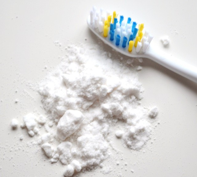 Bạn lấy một ít bột baking soda bằng nửa hạt đỗ, trộn cùng kem đánh răng và chải răng bằng hỗn hợp này ít nhất một lần trong ngày. Để phát huy tác dụng, bạn nên chải vào ban đêm để loại bỏ các chất bẩn dính trên răng. Lưu ý là bạn cần súc miệng thật sạch để tránh lưu lại hỗn hợp trong răng. Chỉ cần 1 tuần - 10 ngày, răng bạn sẽ trắng sáng lên đáng kể.