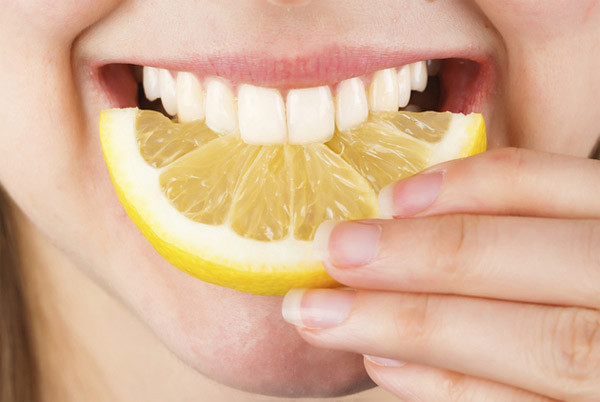 Một cách khác cho bạn: xay nhỏ vỏ chanh rồi trộn với bột nở và muối tinh cùng nước, sau đó dùng như kem đánh răng bình thường. Bên cạnh đó có thể dùng bông thấm nước chanh và đánh nhẹ lên răng để thấy được sự thay đổi.