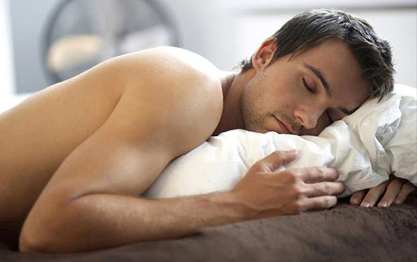 Nằm ngủ sấp. Khi nằm sấp, cơ thể đè nặng lên âm nang, kích thích dương vật, dễ dàng tạo thành chứng di tinh. Thường xuyên bị di tinh sẽ khiến người bệnh nhức đầu, đau lưng, mệt mỏi vô cớ, mất đi khả năng tập trung. Nếu bị nghiêm trọng, có thể ảnh hưởng đến khả năng làm việc và cuộc sống thường ngày.
