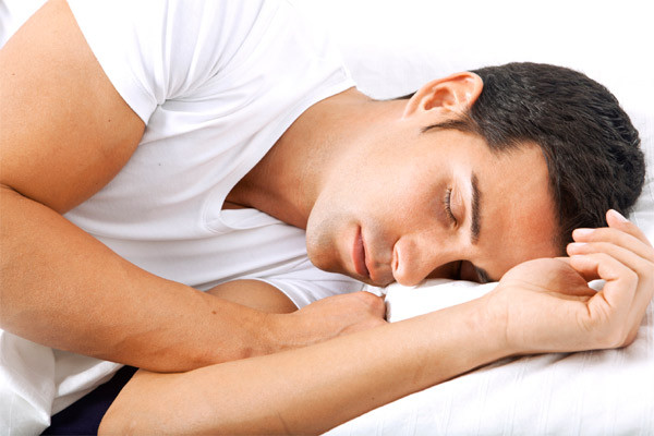 Nằm nghiêng bên trái. Tim người nằm ở bên trái lồng ngực, khi các chàng nằm bên nghiêng bên trái, tim sẽ chịu áp lực, rất dễ ảnh hưởng đến chất lượng giấc ngủ.