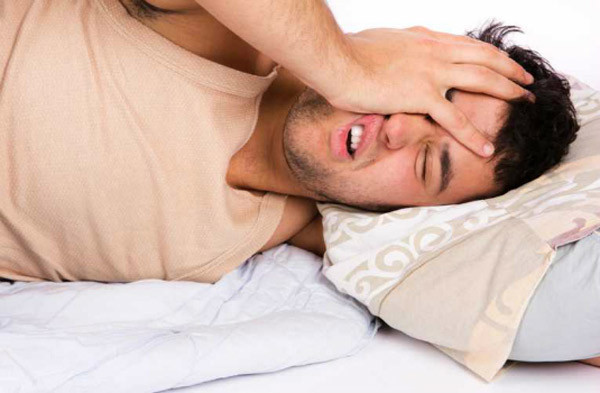 Một giấc ngủ chập chờn, không đủ giấc khiến cơ thể không khỏe mạnh, tâm trí không thoải mái và dễ dẫn đến mâu thuẫn trong mối quan hệ của bạn, vì bạn không có khả năng đọc được cảm xúc của đối tác và tăng cảm giác tiêu cực. Để thoát khỏi tình trạng cáu kỉnh, tốt nhất là bạn nên đi ngủ sớm và duy trì giấc ngủ thật sâu.