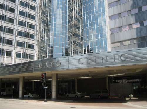 Bệnh viện Mayo: Nằm ở Rochester, Mỹ, là tổ chức y tế phi lợi nhuận lớn nhất và đầu tiên trên thế giới với hơn 50.900 nhân viên y tế, 3.800 bác sĩ và các nhà khoa học. Nó cung cấp các dịch vụ tiên tiến nhất để chẩn đoán và điều trị các bệnh ung thư.