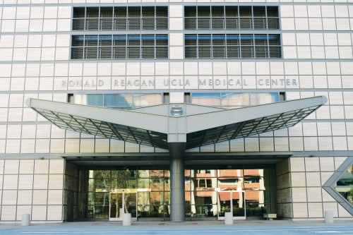 Trung tâm y tế Ronald Reagan UCLA: Nằm ở Los Angeles, California, Hoa Kỳ trong khuôn viên của trường Đại học California. Khoa cấp cứu của bệnh viện được công nhận là trung tâm chấn thương cấp I dành cho khoa nhi và người lớn. Cơ sở nằm trong top bệnh viện chữa ung thư tốt nhất này cung cấp các thiết bị và hệ thống chăm sóc sức khỏe tiên tiến và toàn diện nhất trên thế giới.