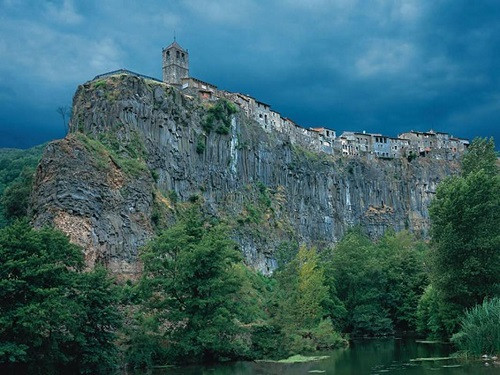 Thị Trấn Castellfollit de la Roca (Tây Ban Nha): Thị trấn này rộng hơn 1,2km với khoảng 1000 dân cư, bao gồm nhiều tòa nhà nằm lơ lửng trên vách đá bazan cao hơn 50m, trải dài 1km. Thị trấn nhỏ nằm chênh vênh trên vách đá, được bao quanh bởi hợp lưu giữa hai con sông Fluvià và Toronell. Chính bởi vị trí đặc biệt và khung cảnh thiên nhiên đẹp mê hồn, làng Castellfollit de la Roca đã trở thành một trong những điểm đến lý tưởng của các nhiếp ảnh gia và du khách từ khắp nơi trên thế giới.