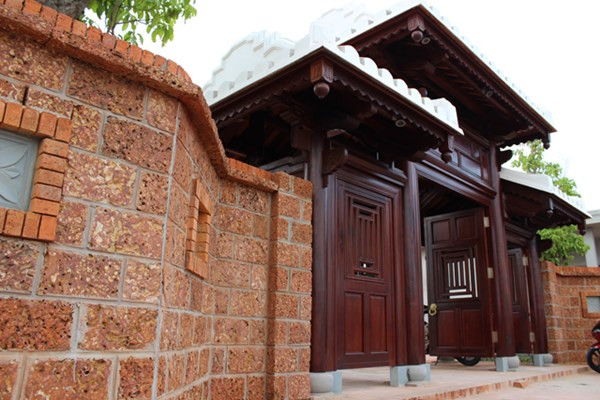 Cổng chính và tường trước của khu lưu niệm.