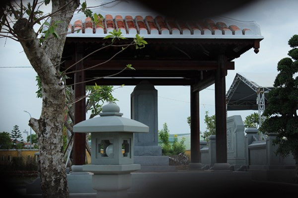 Nhà bia bên cạnh mộ phần.