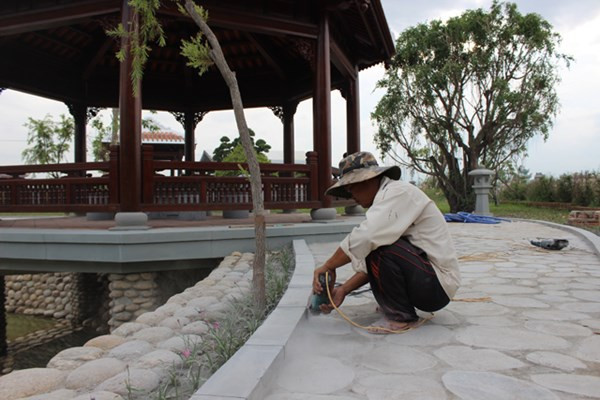 Những người thợ đang hoàn thành công đoạn cuối.