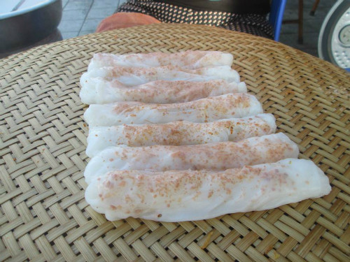 Bánh cuốn. Bánh cuốn Thanh Hóa mềm, dai và thơm hương rất riêng. Trước đây bánh cuốn là món ăn sáng phổ biến của người Thanh Hóa nhưng nay được bán thêm vào các buổi chiều, tối như món ăn vặt. Một đĩa bánh cuốn có 5 cái, ăn kèm nước mắm pha nhạt, vắt chanh, rắc hạt tiêu xay và thêm vài lát ớt đỏ tươi. Bánh cuốn ngon nhất là ở các phố Nguyễn Chích, Hàng Thanh, Tống Duy Tân, với giá 10.000-15.000 đồng đĩa.