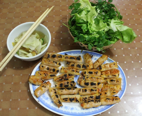 Chả tôm. Được làm từ bánh phở cuốn, nhân là tôm bóc vỏ giã nhuyễn, thịt ba chỉ rán vàng băm cùng hành khô, xào với chút hạt tiêu. Chả được kẹp vào nẹp tre tươi nướng trên lửa than hoa, ăn cùng rau sống. Nước chấm làm từ mắm pha loãng cùng đu đủ xanh thái mỏng, sung thái lát, ớt tươi, tỏi, dấm, đường… Những phố bán chả tôm nổi tiếng là Nhà Thờ, Lê Thị Hoa, Đào Duy Từ (từ 3h chiều), với giá khoảng 30.000 đồng một đĩa.