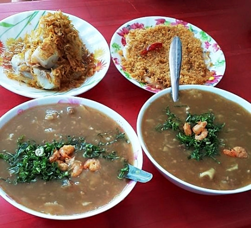 Cháo canh. Đây là món ăn được xem chỉ có ở Thanh Hóa và cũng ít hàng bán. Cháo được nấu từ bột gạo, sợi bánh canh và quan trọng là nước hầm xương ống. Tô cháo canh đặc sánh có sườn lợn, tôm bóc vỏ, rắc thêm rau mùi thái nhỏ và chút ớt bột, vô cùng hấp dẫn. Muốn ăn món đặc sản Thanh Hóa này, bạn đến bên hông chợ Vườn Hoa, quán bán từ 2h chiều, luôn đông khách và chỉ 5h là hết hàng. Giá dao động từ 20.000 đến 30.000 đồng một tô tùy yêu cầu của khách.