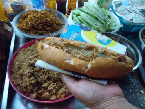 Bánh mì Nam Hà phố Trường Thi: Đó là một chuỗi cửa hàng bán bánh mỳ gia truyền, hương vị không đổi suốt hơn 20 năm qua. Nhân bánh rất đa dạng để bạn lựa chọn, ngon nhất phải kể đến bánh mỳ kẹp nem chua rán, kẹp bò khô, thịt quay…Điều làm nên sức sống lâu bền cho bánh mỳ Nam Hà là tất cả nguyên liệu của quán đều được chọn lựa kỹ lưỡng, đảm bảo tươi ngon và nước sốt gia truyền. Chỉ 10 – 15 nghìn, bạn sẽ có ngay một chiếc bánh tràn trề nhân và ruốc.