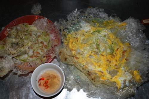 Bánh khoái tép. Đây là món ăn chỉ có ở TP Thanh Hóa, với nhân bánh là tép rang và rau bắp cải thái sợi, rau cần cắt khúc. Bột gạo được tráng lên chảo gang trên bếp củi, sau đó cho rau cần, bắp cải, tép đã xào vào, lật cho bánh chín đều và giòn. Có thể cho thêm trứng gà. Bánh khoái ngon khi chín đều, mép giòn, nhưng không nhiều mỡ gây ngán. Sau 3h chiều đến tối, hãy đến phố Hàn Thuyên, Đào Duy Từ, Tô Vĩnh Diện... để ăn bánh khoái với giá 5.000 đồng cái.