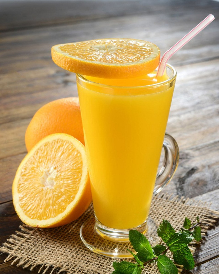 Nước cam ép chứa nhiều vitamin C, canxi và chất xơ, giúp ngăn ngừa khỏi những dấu hiệu lão hóa sớm và bảo vệ da khỏi các gốc tự do. Ảnh: tgdd.