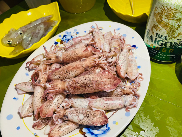 Chỉ vài phút mực nháy cập bờ Kỳ Ninh đã lên mâm phục vụ.