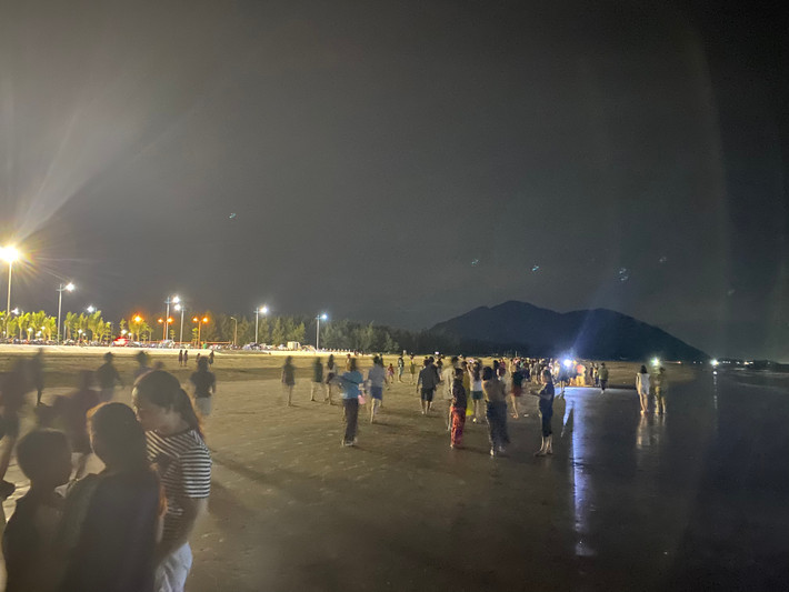 Mực nháy được mùa, cả khu quảng trường biển Kỳ Ninh rộn ràng du khách gần xa tìm về.