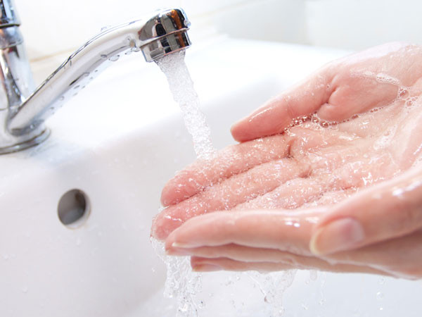 Sử dụng nước muối rửa mặt có thể loại bỏ vi khuẩn trong nang lông, ngăn ngừa và cải thiện tình trạng viêm nang lông, khiến lỗ chân lông thu nhỏ, giảm tình trạng tiết dầu.