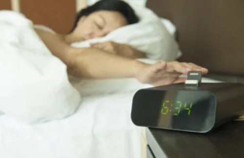 5. Không nhìn đồng hồ. Thức dậy nửa đêm, hầu hết mọi người đều có phản ứng xem đồng hồ. Theo Mayo Clinic, xem giờ có thể gây nên sự lo lắng quá mức và điều này khiến bạn càng khó ngủ. Do vậy nếu có thói quen thức dậy nửa đêm, bạn nên đặt đồng hồ ở những vị trí khó quan sát, ngoài tầm nhìn.