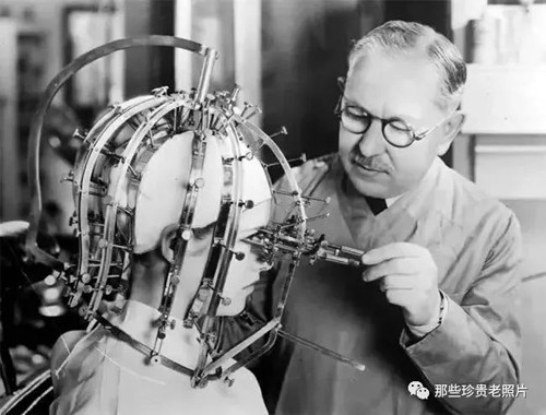 Từ năm 1933, bác sĩ đã áp dụng kiến thức y khoa để cải thiện nhan sắc cho phụ nữ. Trong hình, một bác sĩ thẩm mỹ dùng dụng cụ để đo chính xác các đường nét trên gương mặt, mở đường cho phẫu thuật thẩm mỹ và trang điểm sau này.