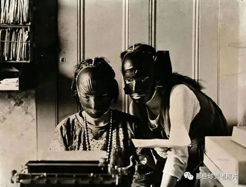 Những năm 1920, chị em biết đến phương pháp sử dụng mặt nạ cao su để loại bỏ nếp nhăn.