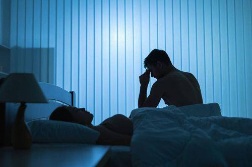 Nam giới ngoài 40 cơ thể bắt đầu bước vào giai đoạn lão hóa, chức năng một số cơ quan có dấu hiệu suy giảm. Đồng thời, lượng nội tiết tố nam tiết ra cũng ít dần, dễ dẫn tới rối loạn cương dương. Tuy nhiên, tuổi tác không phải lý do duy nhất khiến "ham muốn" của quý ông suy giảm. (Ảnh: Sohu, minh họa)