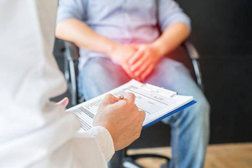 4. Vấn đề sức khỏe. Nam giới mắc các bệnh như viêm tuyến tiền liệt, tăng prolactin máu, chức năng tuyến giáp bất thường, tiểu đường, huyết áp cao,... nếu không điều trị kịp thời có thể gây liệt dương, xuất tinh sớm, rối loạn chức năng cương dương.