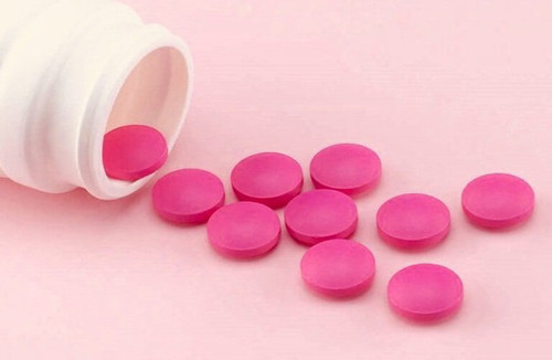 3. Lạm dụng thuốc kích dục. Thuốc kích dục giúp nam giới kéo dài cuộc vui song chỉ mang lại hiệu quả tạm thời. Sử dụng thuốc kích dục lâu dài có thể khiến cơ thể lệ thuộc thuốc, không thể làm chủ “cuộc chơi”. Một bất lợi khác khi sử dụng thuốc kích dục là nó có thể “uy hiếp” sức khỏe người dùng. Theo chuyên gia, thuốc kích dục mang lại hiệu quả bằng cách tác động lên dây thần kinh. Nhiều trường hợp sử dụng thuốc kích dục đối diện với tác dụng phụ, gây mù màu, khô miệng, mắt đỏ hoặc chảy máu cam.
