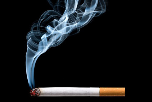 Trong khi đó, thuốc lá chứa độc tố nicotin và một số thành phần khác có thể làm tổn thương mạch máu, ảnh hưởng đến việc cung cấp máu đến cơ quan sinh dục. Lượng máu cung cấp không đủ làm giảm khả năng cương cứng. Để đảm bảo sức khỏe và khả năng tình dục, nam giới nên bỏ rượu bia, thuốc lá càng sớm càng tốt.