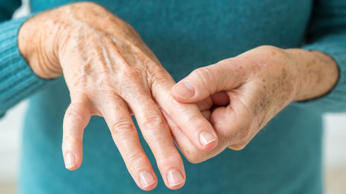 Bạn không nên bỏ qua dù tình trạng diễn ra trong thời gian ngắn. Khi mạch máu não tắc nghẽn, các mô và tế bào não sẽ bị thiếu máu và oxy cục bộ ảnh hưởng đến khả năng phối hợp của hệ thần kinh trung ương đối với các cơ của con người khiến tứ chi khó lòng phối hợp hài hòa theo chủ ý.