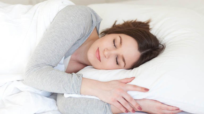 Xuất hiện những dấu hiệu nhồi máu não sớm trên, bạn nên đi khám để xác định chính xác nguyên nhân, có phương pháp can thiệp kịp thời. Để mạch máu thông thoáng, giảm nguy cơ đột quỵ, chuyên gia khuyên nên đảm bảo thời gian ngủ, làm việc và nghỉ ngơi điều độ.