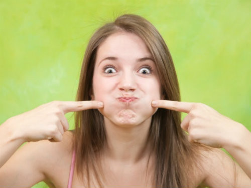 Phồng má: Hãy hít không khí vào hai bên má và đóng môi lại. Đẩy qua bên trái và bên phải để cho cơ má được hoạt động hết công suất. Giữ ở mỗi má trong vòng 5 giây.