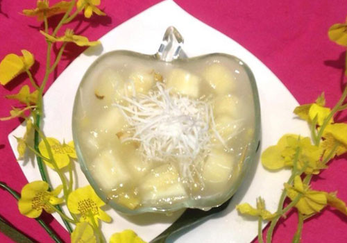 Chè sắn: Loại chè này ăn ngon nhất khi nóng. Thưởng thức bát chè sắn nóng hổi cùng vị cốt dừa ngọt lịm, thơm mát mùi gừng trong một không khí dịu mát thật không món gì sánh được.