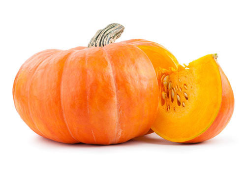 4. Bí đỏ, cà rốt: Beta-carotene, sắc tố đem lại màu sắc sống động cho các loại rau củ quả (bí đỏ, cà rốt rất giàu chất này) được tìm thấy với công dụng làm giảm nguy cơ hình thành các khối u - xảy ra như một tác dụng phụ của các căn bệnh về vú.