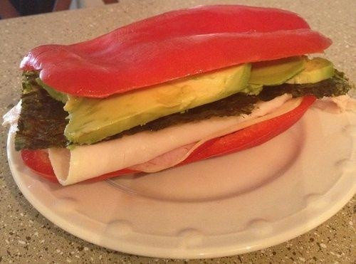 Sandwich từ ớt chuông: Vỏ bánh sandwich chính là những lát ớt ngon lành. Ngoài ra, bạn có thể bổ sung nhiều thành phần trong nhân bánh như phô mai, rau bina hay vài miếng bơ quả.