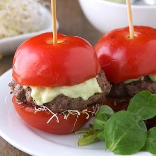 Bánh hamburger cà chua: Hãy làm tương tự như với một chiếc sandwich thông thường. Bạn chỉ cần cắt đôi quả cà chua làm vỏ bánh, chọn các nguyên liệu yêu thích để kẹp giữa và dùng que tăm để cố định.