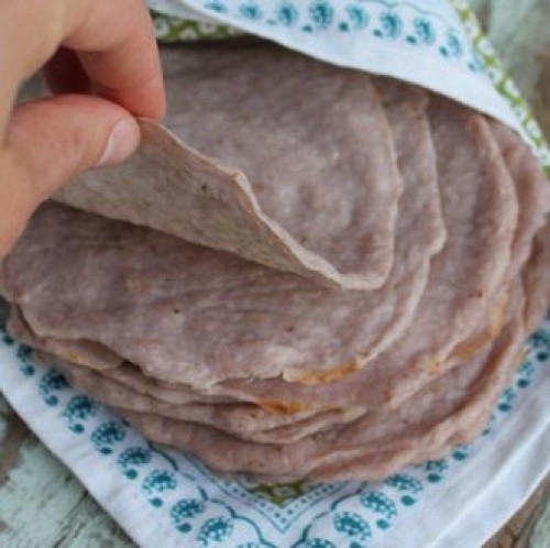 Bánh Flatbread làm từ bột chuối: Bánh Flatbread làm từ bột chuối có vị thơm, bánh mềm mại. Bạn có thể dùng nó như cách dùng bánh mỳ thông thường, kẹp thêm thịt, rau, củ quả để có món sandwich ngon.