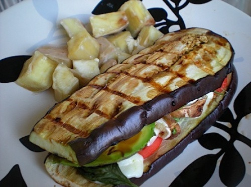 Sandwich cà tím nướng: Để có món sandwich thú vị này, hãy nướng cà tím chín đều 2 mặt, và nhét nhân bánh vào giữa. Bạn có thể bổ sung cà chua, nấm và lá rau diếp... cho nhân bánh thêm hấp dẫn.