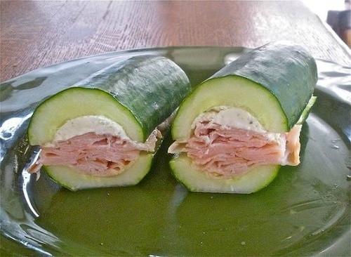 Sandwich từ dưa chuột: Cách làm thú vị này không những giúp bạn thoát khỏi cơn đói mà cả cơn khát. Đơn giản bạn chỉ cần cắt dọc quả dưa, loại bỏ lõi và cho các thành phần yêu thích vào giữa.